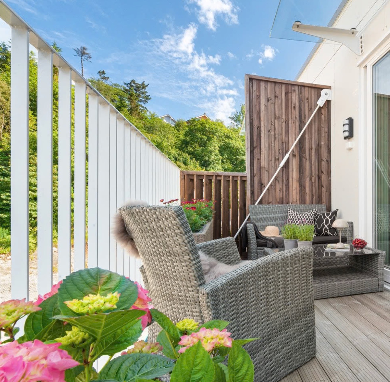 Stor altan på 11 m² med utgang fra stue/kjøkken. Skyvedørene gir en fin overgang mellom stue og altan.